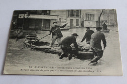 Alforville Inondations De Janvier 1910 Barque Chargée De Pain Pour Le Ravitaillement Des Sinistres - Alfortville