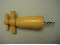 Ancien Tire Bouchon En Bois (115 Grammes Hors Emballage) Excellent état 2 Photos - Bottle Openers