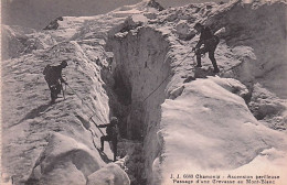 74 - CHAMONIX - Ascension Perilleuse - Passage D'une Crevasse Au Mont Blanc - Chamonix-Mont-Blanc