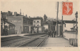 CARTE POSTALE ORIGINALE ANCIENNE : OULLINS INTERIEUR DE LA GARE PERSONNEL EN ATTENTE TRAIN ANONCE ANIMEE  RHONE (69) - Stations Without Trains