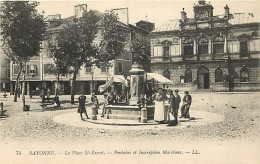 64 - Bayonne - La Place St-Esprit. Fontaine Et Inscription Maritime - Animée - Carte Neuve - CPA - Voir Scans Recto-Vers - Bayonne