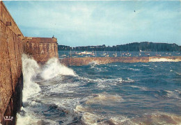 35 - Saint Malo - Cité Corsaire - Grosse Mer - Effet De Vagues Sur Les Remparts - CPM - Voir Scans Recto-Verso - Saint Malo