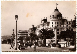 CPSM Dentelée 10.5 X 15 Alpes Maritimes NICE  L'Hôtel Negresco    Cyclistes   Calèche   Une Seule Voiture - Cafés, Hotels, Restaurants