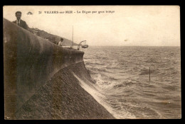 14 - VILLERS-SUR-MER - LA DIGUE PAR GROS TEMPS - Villers Sur Mer