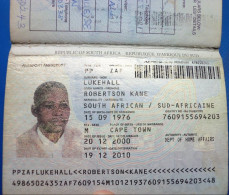 South Africa Passport Issued In 2000. Second Photo Of The Holder Added During Renewal - Collezioni