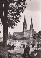AK 215062 FRANCE - Chartres - La Cathédrale De La Place Du Chatelet - Chartres