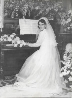 Bella Photographie D'une Mariée Au Piano - Personnes Anonymes