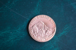 Mount Everest Mint 1974 Coin Diameter 31mm Himalaya Mountaineering Escalade - Unclassified