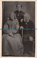 R167002 Women And Man. Old Photography. Postcard - Monde