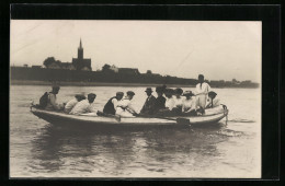 Foto-AK Männer Rudern Gruppe übers Wasser  - Aviron