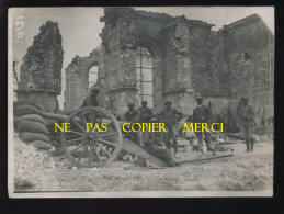 GUERRE 14/18 - CANON EN POSITION DE TIR DANS UNE EGLISE EN RUINES DANS LA SOMME - Krieg, Militär