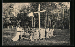 AK Missionar Mit Kindern An Einem Heiligen Kreuz  - Andere & Zonder Classificatie