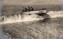 4V5Hy  Carte Photo Italie Bateau Barque Militaires à Rames Marins Rentrant Sur La Plage - Guerre