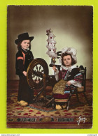BRETAGNE Folklore Couple D'Enfants En Costumes De FOUESNANT ROSPORDEN Avec Rouet N°10190 - Costumi