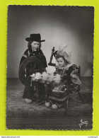 BRETAGNE Folklore Couple D'Enfants En Costumes De PONT-AVEN Avec Rouet N°90 - Costumi
