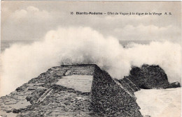 In 6 Languages Read A Story: Biarritz-Moderne. Effet De Vague à La Digue De La Vierge. | Wave Effect At The Virgin Dam. - Biarritz