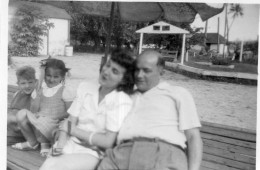 Photographie Photo Vintage Snapshot Tahiti Tiaré Famille Couple - Personnes Anonymes