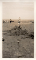 Photographie Photo Vintage Snapshot Plage Chateau De Sable Beach Sand - Lieux
