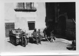 Photographie Photo Vintage Snapshot Automobile Voiture Militaire Motocyclette - Guerre, Militaire