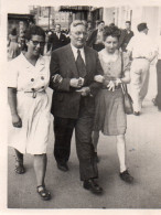 Photographie Photo Vintage Snapshot Marche Marcheur Walking Rue Street Trio - Personnes Anonymes