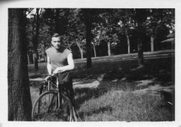 Photographie Photo Vintage Snapshot Vélo Bicyclette Bicycle - Other & Unclassified