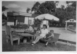 Photographie Photo Vintage Snapshot Tahiti Tiaré Parasol - Autres & Non Classés
