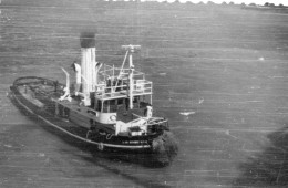 Photographie Photo Vintage Snapshot Remorqueur Bateau  - Schiffe