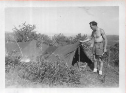 Photographie D' Un Campeur à ALUZE En 1948 - Lieux