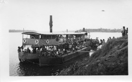 Photographie Photo Vintage Snapshot Afrique Africa Colonial Bateau Bac - Schiffe