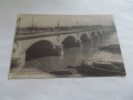 BORDEAUX ( 33 Gironde )  LE PONT SUR LA GARONNE  ANIMEES ATTELAGES VIEILLES AUTOS BATEAUX A QUAI - Bordeaux