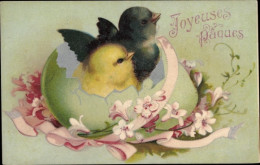 CPA Glückwunsch Ostern, Küken In Eierschale, Blumen - Easter