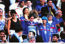 A DE LA FONTAINE NATHALIE PIRES VICTOIRE DE LA FRANCE SUR L'ITALIE FINALE EURO 2000 A ROTTERDAM PHOTO DE PRESSE ANGELI - Sport