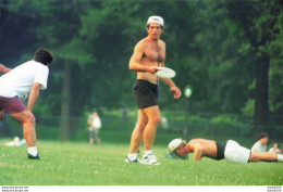 JOHN JOHN KENNEDY 12/09/1996 NEW YORK CENTRAL PARK JOUE AU FRISBEE  PHOTO DE PRESSE ANGELI - Célébrités