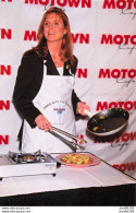 SARAH FERGUSON  PROMOTION DE SON  LIVRE DINING WITH THE DUCHESS 27/01/98 AGENCE DE PRESSE ANGELI 27 X 18 CMS - Célébrités