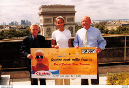 CASINO SOUTIENT PAS D'ENFANTS SANS VACANCES SONIA ROLLAND ET GUY LUX 400 000 FR AGENCE DE PRESSE ANGELI 27 X 18 CMS - Beroemde Personen