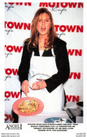 SARAH FERGUSON FAIT LA PROMOTION DE WEIGHT WATCHERS ELLE MONTRE UNE ASSIETTE DU DOIGT  PHOTO DE PRESSE ANGELI - Célébrités