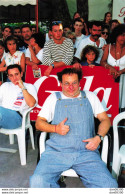 SOSIE DE COLUCHE AU MICRO DE BERNARD MONTIEL RADIO ST TROPEZ 14/07/95 PHOTO DE PRESSE ANGELI - Célébrités