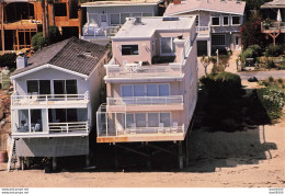 MAISONS DE STARS A HOLLYWOOD LA MAISON DE HUGH HEFNER (CREATEUR DE PLAYBOY) A MALIBU EN ROSE PHOTO DE PRESSE ANGELI - Places