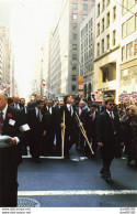 12/10/1991 JOHN JOHN KENNEDY A NEW YORK DANS UNE MANIFESTATION POLITIQUE PHOTO DE PRESSE ANGELI - Célébrités