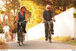 DEBUT DES VACANCES A L(ILE DE RE POUR LIONEL JOSPIN ET SON EPOUSE N° 5  PHOTO DE PRESSE ANGELI - Célébrités