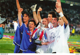 FOOTBALL VICTOIRE DE LA FRANCE SUR L'ITALIE FINALE EURO 2000 A ROTTERDAM N° 8 PHOTO DE PRESSE ANGELI - Sport