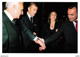 INAUGURATION CARTIER SUR LES CHAMPS ELYSEES ZINEDINE ZIDANE QUI MONTRE SA MONTRE DIVAN PHOTO DE PRESSE ANGELI - Personalidades Famosas