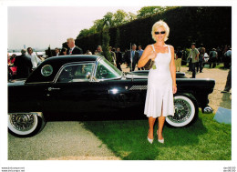 LOUIS VUITTON CLASSIC 2003 SAINT CLOUD REBECCA CARCELLE DEVANT LA VOITURE DE MARILYN MONROE PHOTO DE PRESSE ANGELI - Auto's