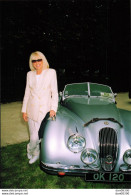 MIREILLE DARC DEVANT LA JAGUAR DE STEVE MC QUEEN PHOTO DE PRESSE ANGELI - Automobile