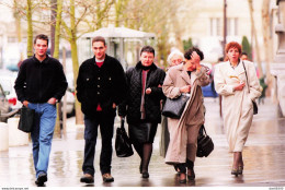 OUVERTURE DU PROCES D'ALEXI DEVANT LES ASSISES DES YVELINES CAMARADES MERE GRAND MERE ET TANTE PHOTO DE PRESSE ANGELI - Célébrités