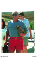 JEAN PAUL BELMONDO ET SON CHIEN A SAINT TROPEZ PHOTO DE PRESSE ANGELI - Famous People