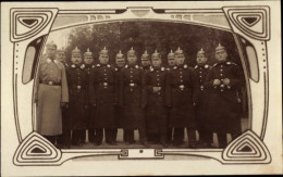 Passepartout Photo CPA Deutsche Offiziere In Uniform, Pickelhauben, Mäntel - Other & Unclassified