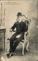 CPA Roi Alfonso XIII. Von Spanien, Sitzportrait, Melonenhut, Zigarette - Familles Royales