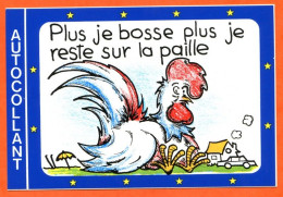 Carte Autocollant EUROPE Humoristique France COQ Plus Je Bosse Plus Je Reste Sur La Paille Humour Carte Vierge TBE - Humour