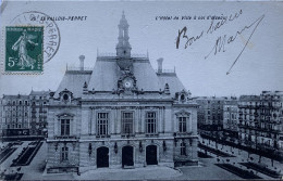 CPA (Hauts De Seine). LEVALLOIS PERRET, L'Hôtel De Ville à Vol D'oiseau - Levallois Perret